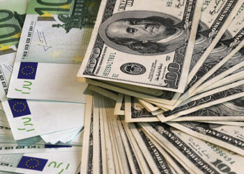 Евро и доллар дешевеют: курс валют на в пятницу