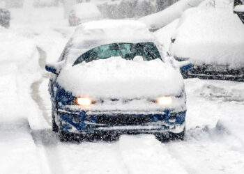 Спасатели вызволили из снега семь машин скорой помощи и 169 автомобилей