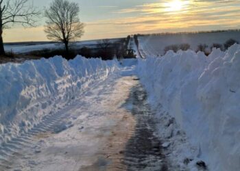 Ряд дорог в стране остаются заблокированными: сугробы до двух метров