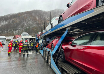 В Румынии столкнулись два большегруза, перевозившие автомобили