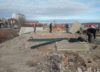 В Комрате при поддержке властей Гагаузии восстанавливают крышу многоквартирного дома