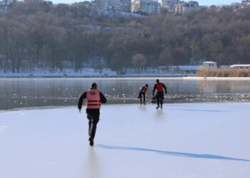 Спасатели предупреждают об опасности катания на коньках и рыбалки на тонком льду