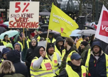 В Германии из-за забастовки работников публичного транспорта ограничения в движении продолжатся всю неделю