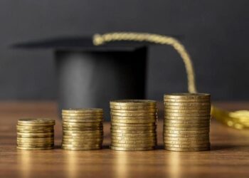 Студенты и школьники будут получать увеличенные стипендии