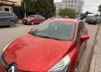 Сахарийский след: машины в Молдове заволокло песком из Сахары