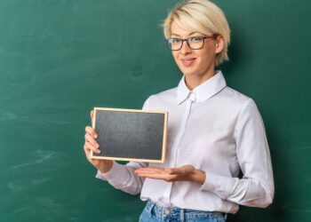 Молодым педагогам увеличат пособие до 200 тысяч леев. Что потребуют взамен?