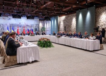 Россия угрожает затяжной войной, требует уступок и заявляет о готовности к переговорам