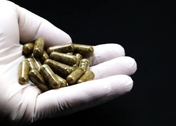 В Британии начали массово прописывать таблетки из фекалий — и это работает