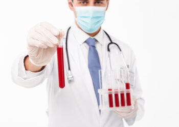 Переливание молодой крови замедляет старение: наука подтверждает миф о «вампирской молодости»