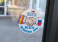 «Россия мне не враг»: скандальные наклейки добрались до Румынии!