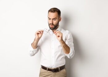 Очки можно выбросить: учёные придумали капли, которые возвращают зрение!