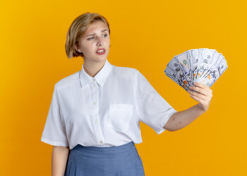 Бюджетникам повысят зарплаты: тем, кто получает меньше 6 300 леев, будут доплачивать разницу